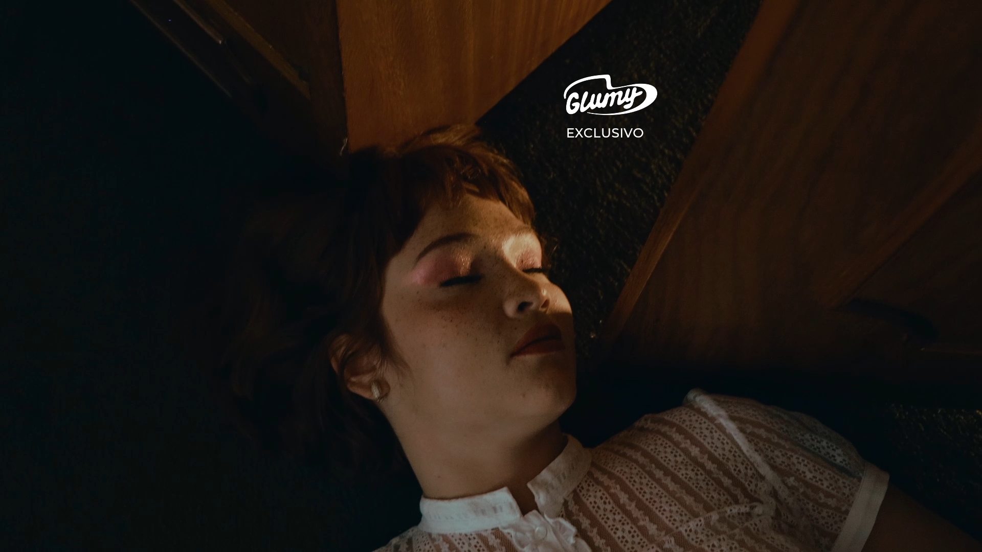 Exclusivo: Jade Baraldo apresenta visualizer inédito de "Domingo", canção sobre os silêncios que antecedem um fim