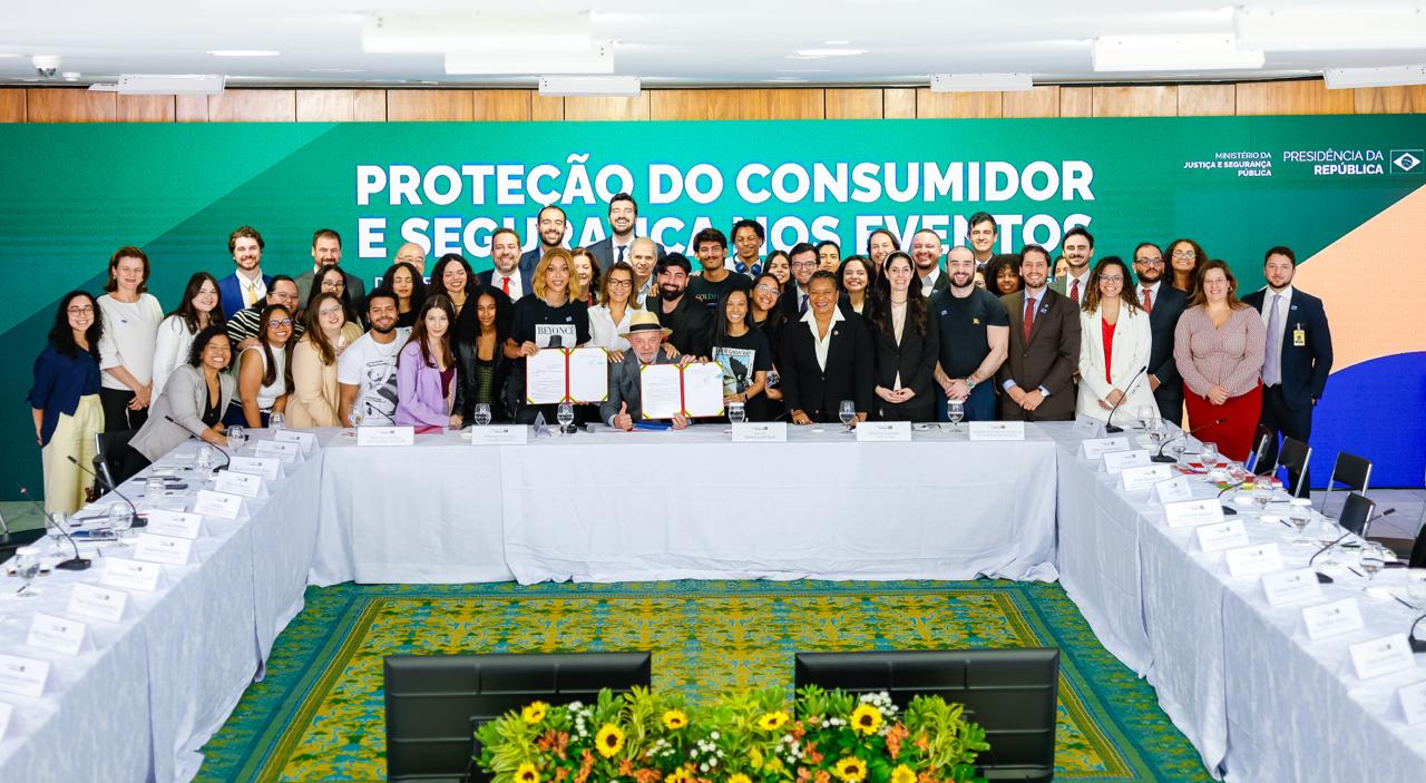 Fim da farra dos cambistas! Lula assina decretos que mudam regras de ingressos e obrigam água gratuita em grandes eventos
