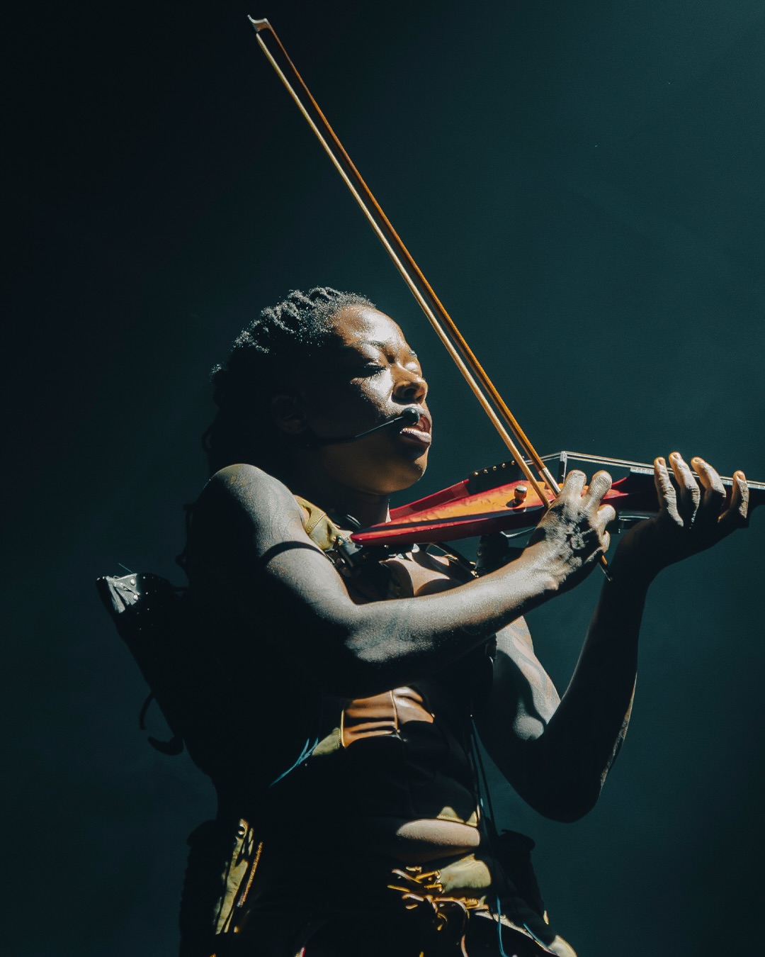 Violino, R&b e música eletrônica se unem em show solo de Sudan Archives no Brasil