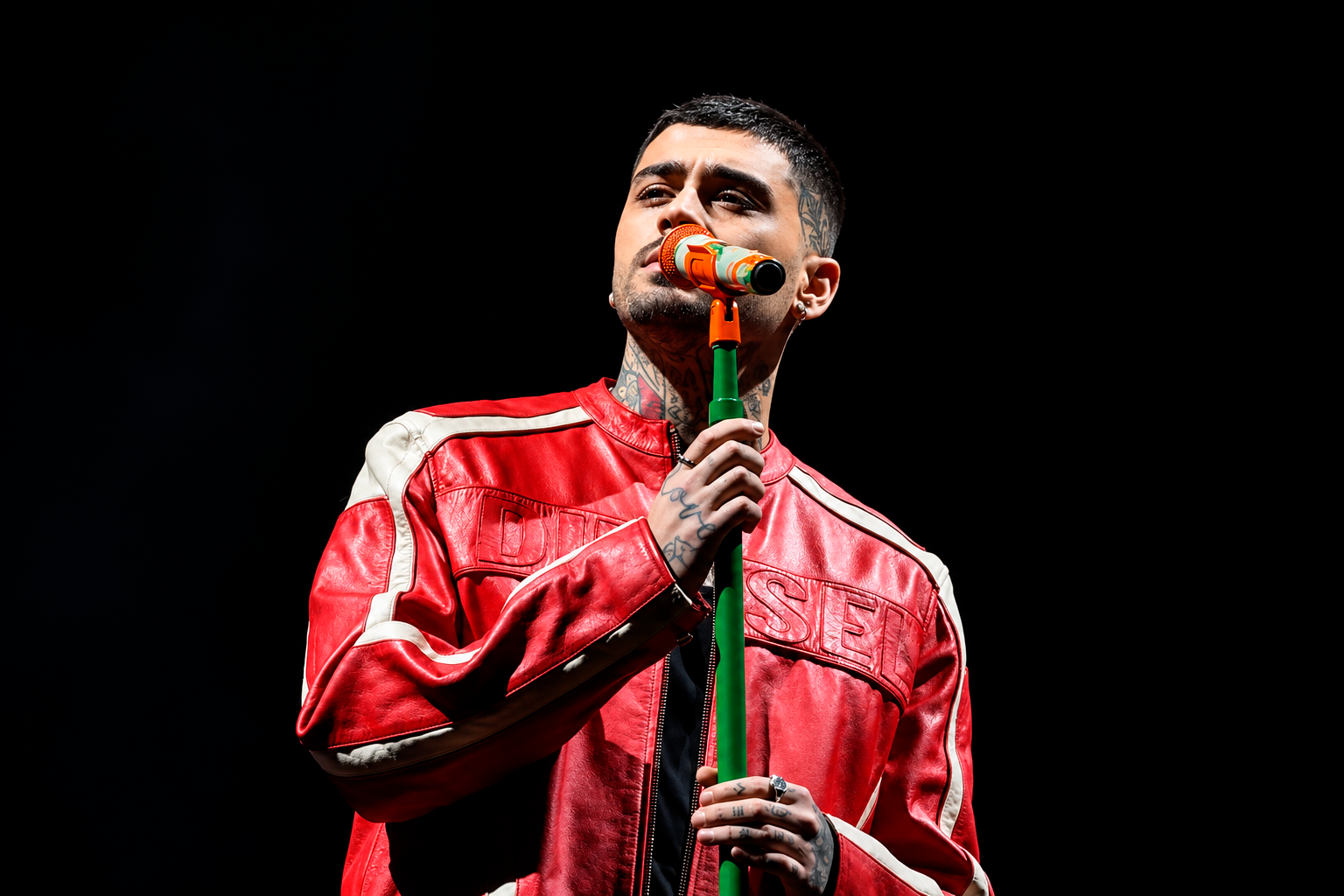 Zayn Malik diverte fãs em São Paulo ao trocar camisetas do Flamengo e do Palmeiras durante show